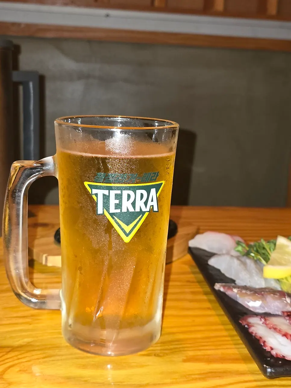 冷たい生ビール一杯の縦カット