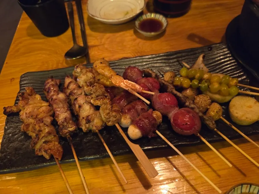 꼬치와 나베 메뉴가 실린 메뉴판