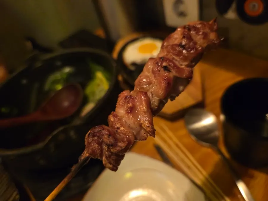테이블에 올라온 꼬치구이 접시