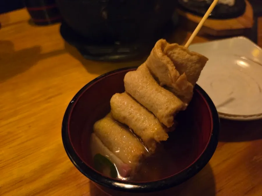 오뎅나베 국물과 꼬치를 함께 놓은 상차림