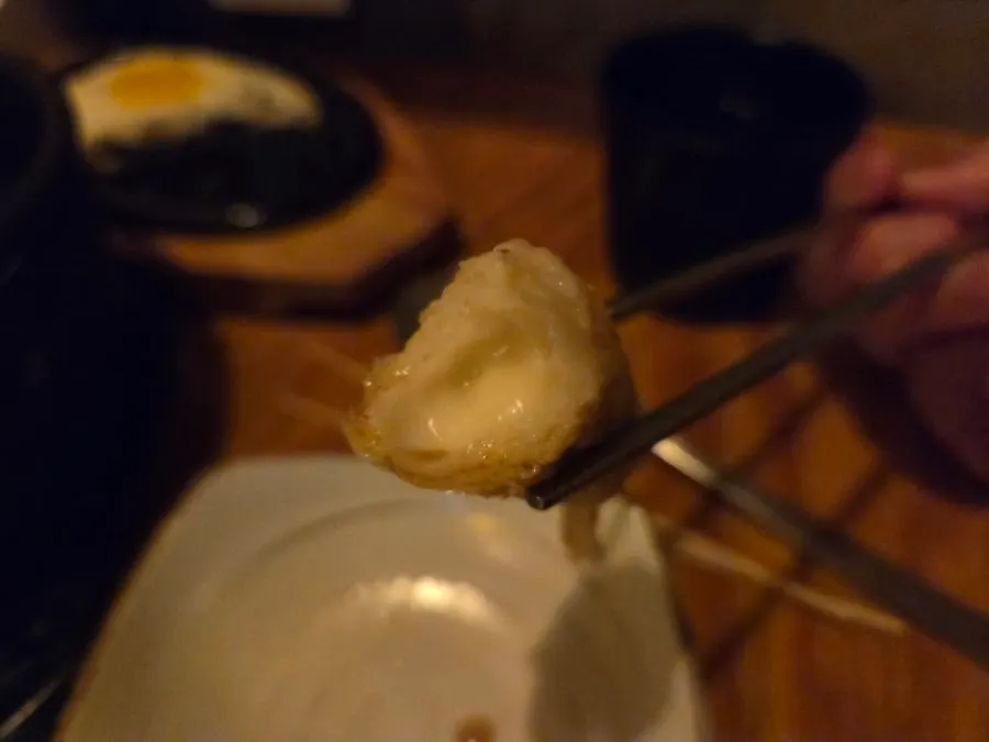 꼬치와 오뎅나베를 가운데 둔 2인 테이블