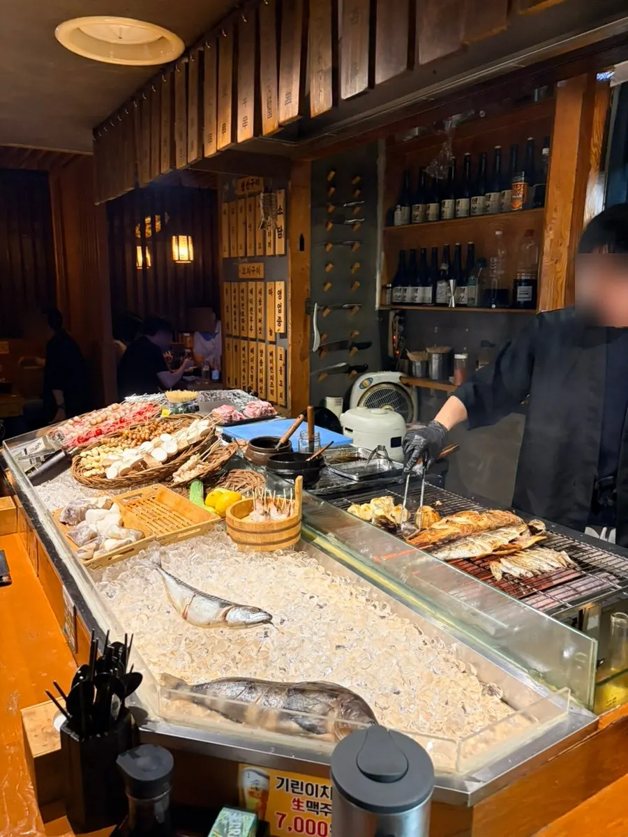 나무로 만든 닷찌석과 테이블 좌석