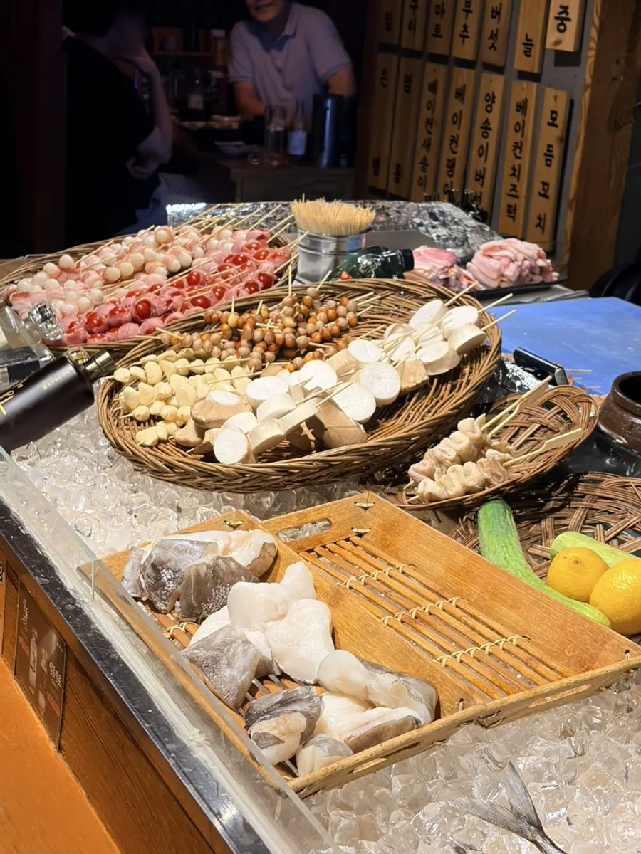 닷찌석 앞에 진열된 꼬치들