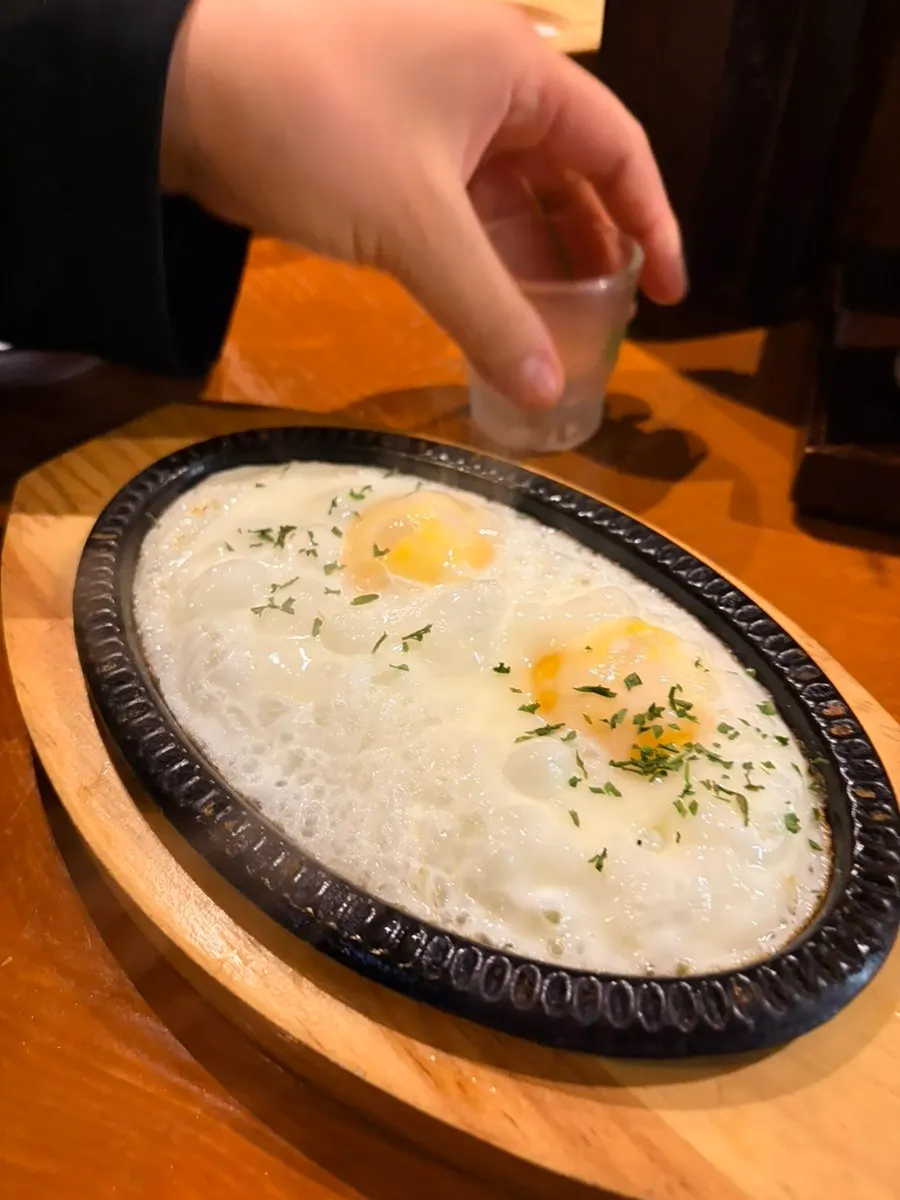기본안주 철판 계란후라이와 소주