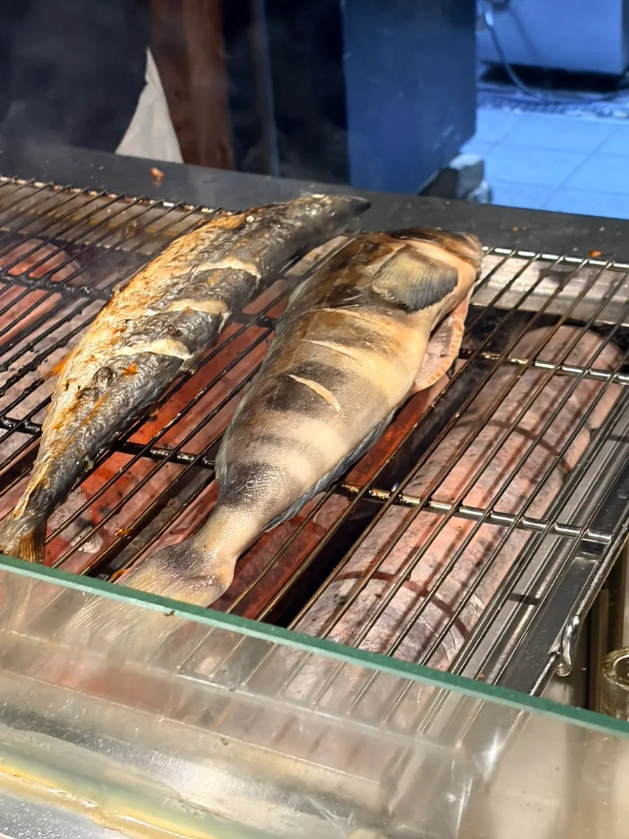 불판 위에서 구워지는 임연수구이