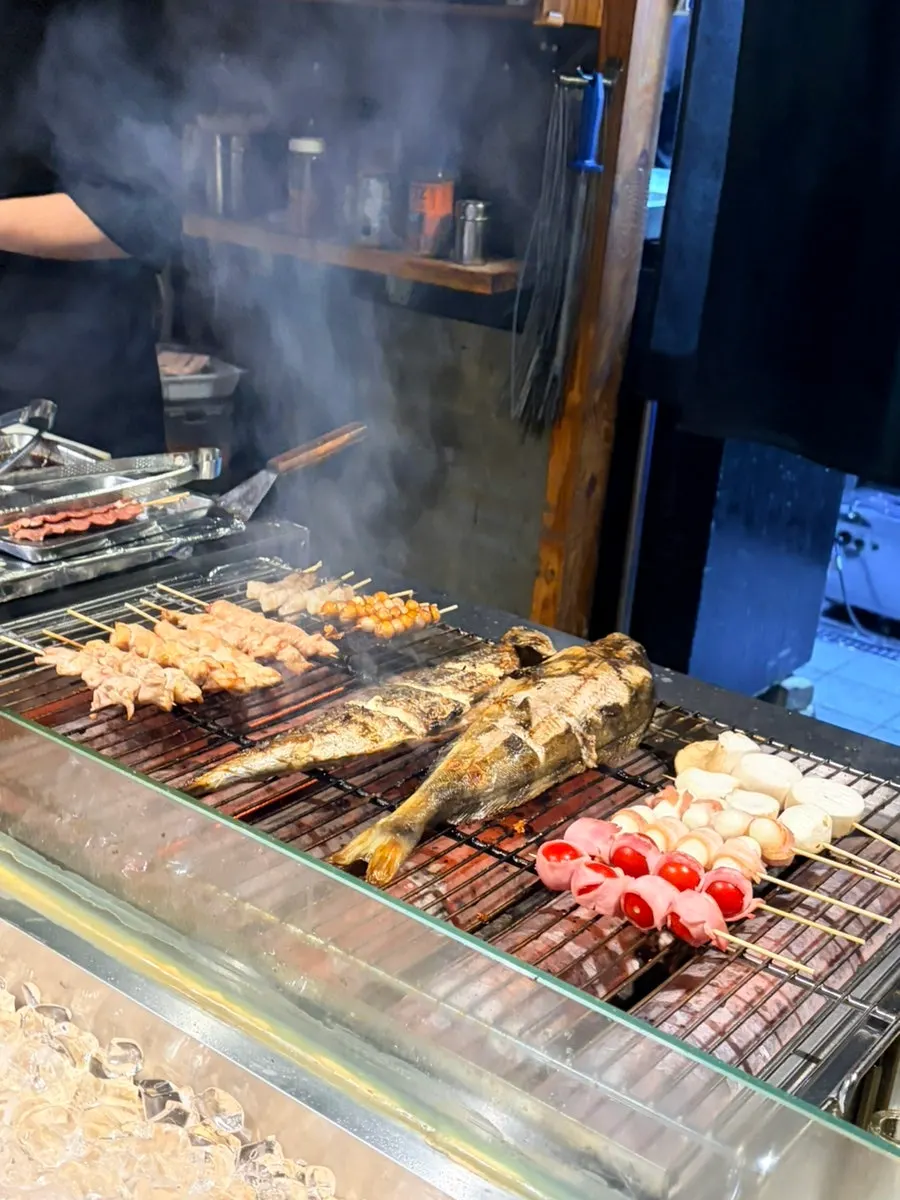 닷찌석 한켠 생선 보관 냉장고