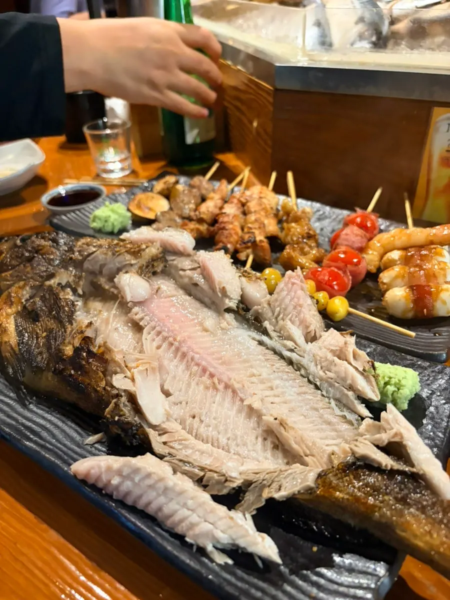 김이 오르는 노릇한 생선구이