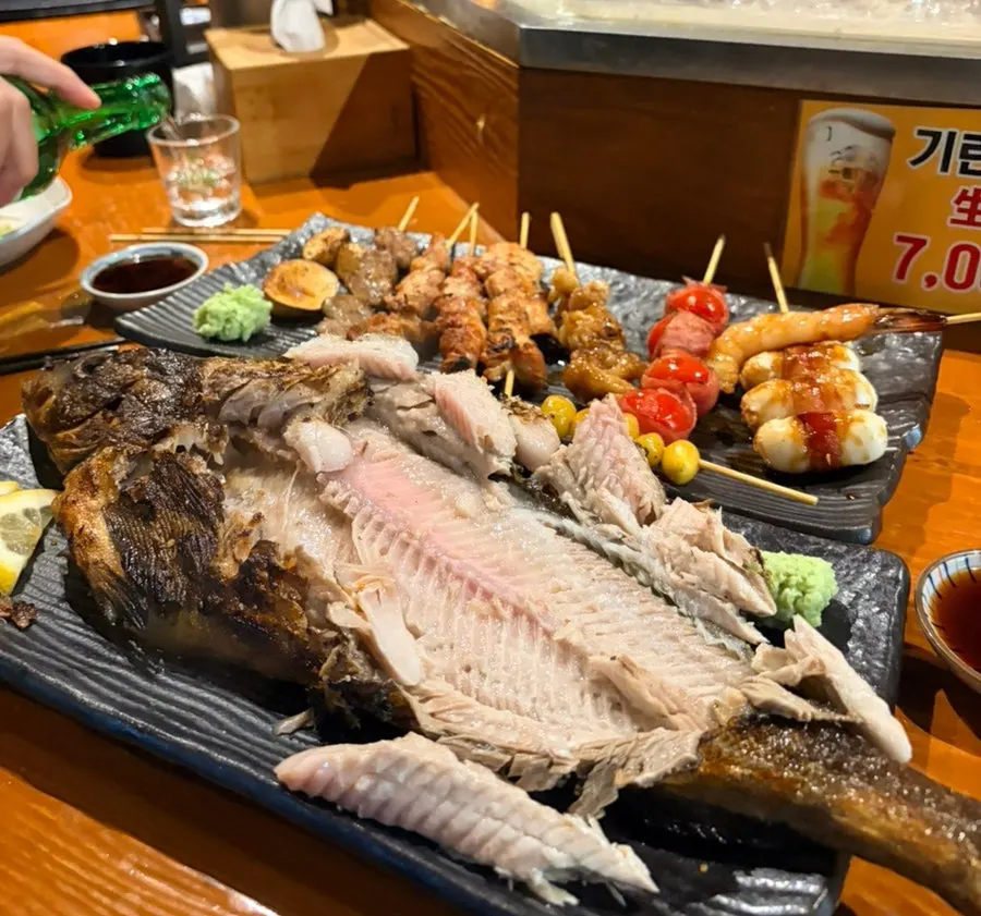 임연수구이와 모듬꼬치가 놓인 상차림