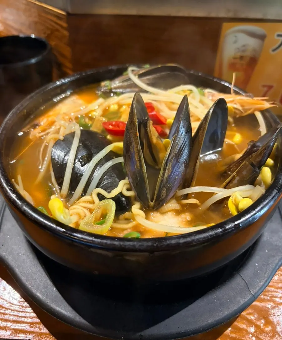 소주잔과 안주가 있는 닷찌석 테이블