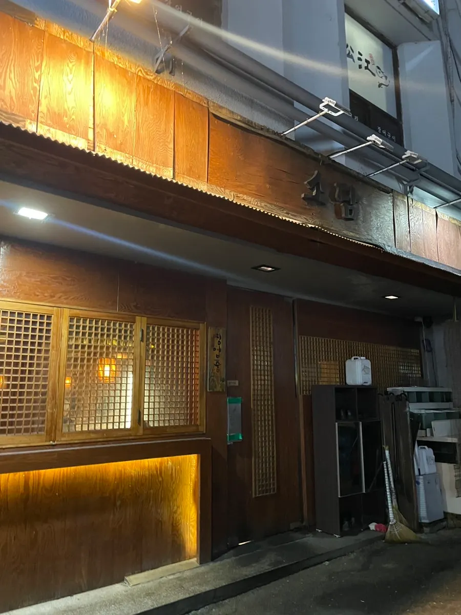 건물 내부로 연결되는 로바다야끼소담 여의도점 출입구