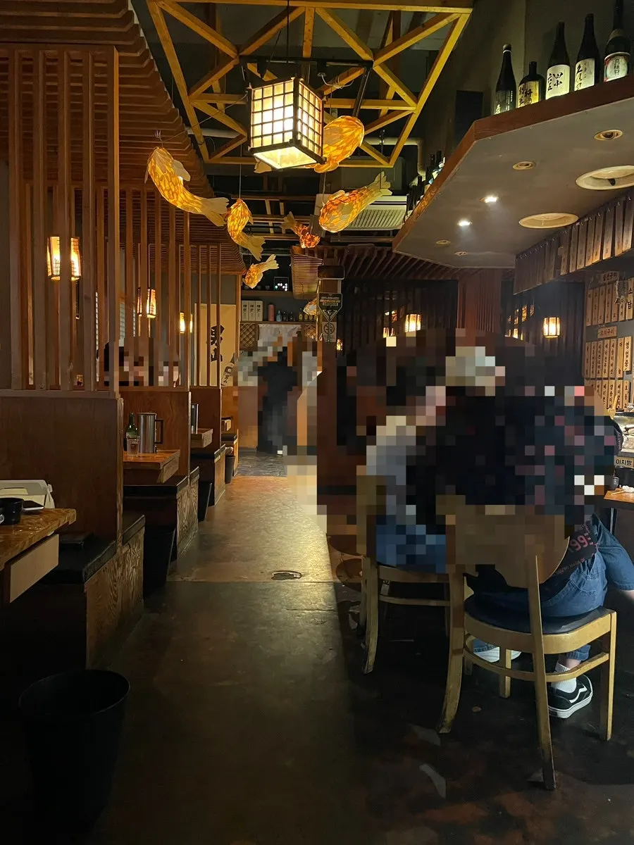 우드톤 인테리어의 이자카야 내부 전경