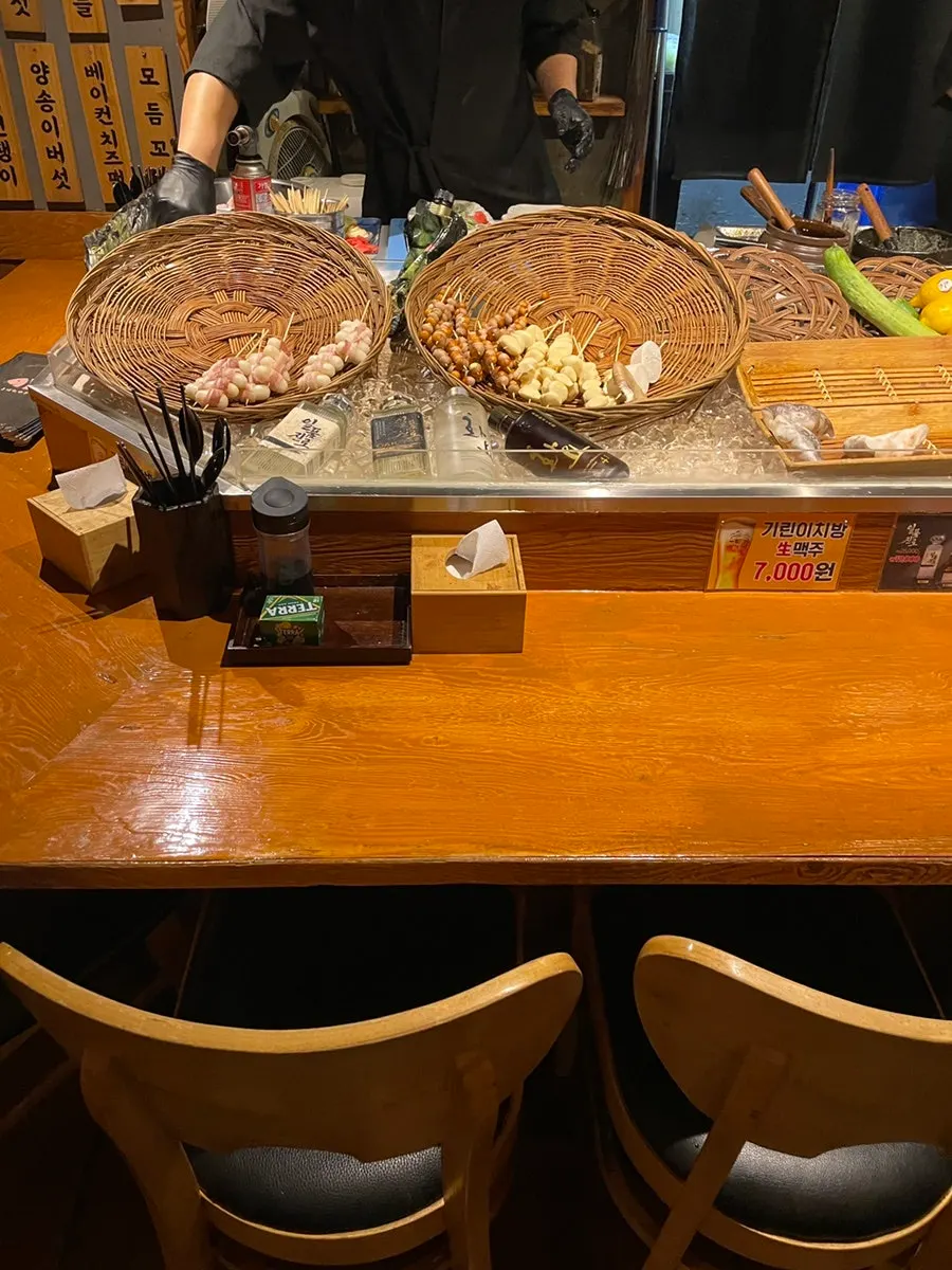 칸막이가 설치된 테이블석
