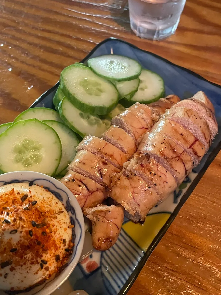 마요소스와 오이가 곁들여진 명란구이