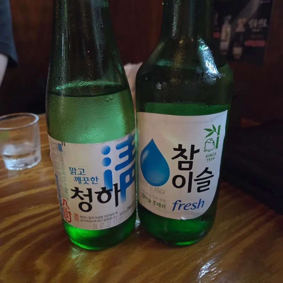 테이블에 놓인 청하와 참이슬