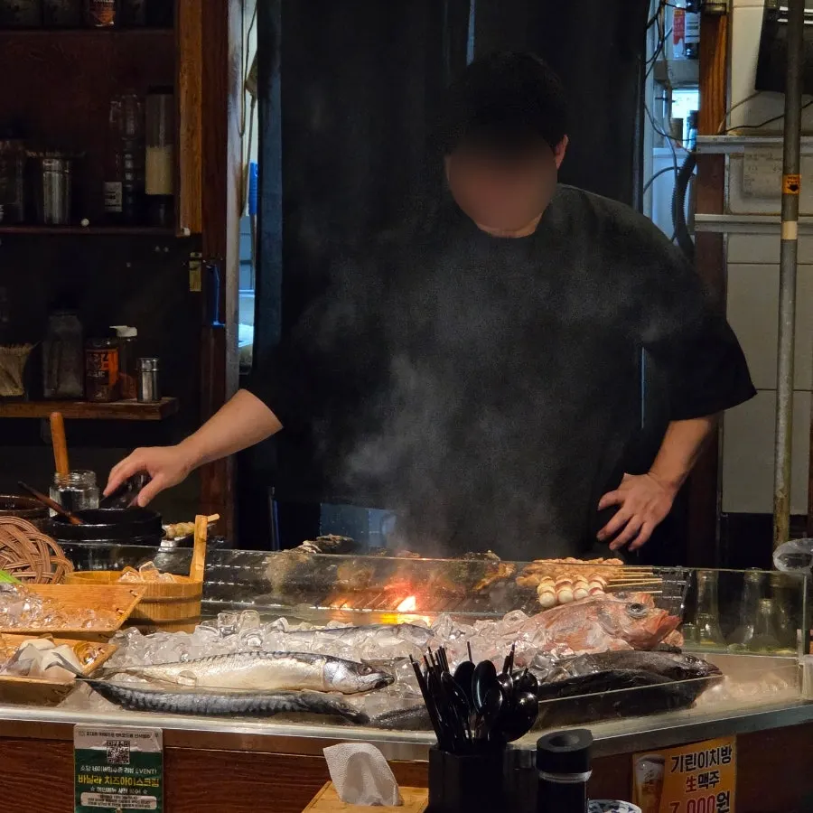 숯불 위에서 구워지는 꼬치