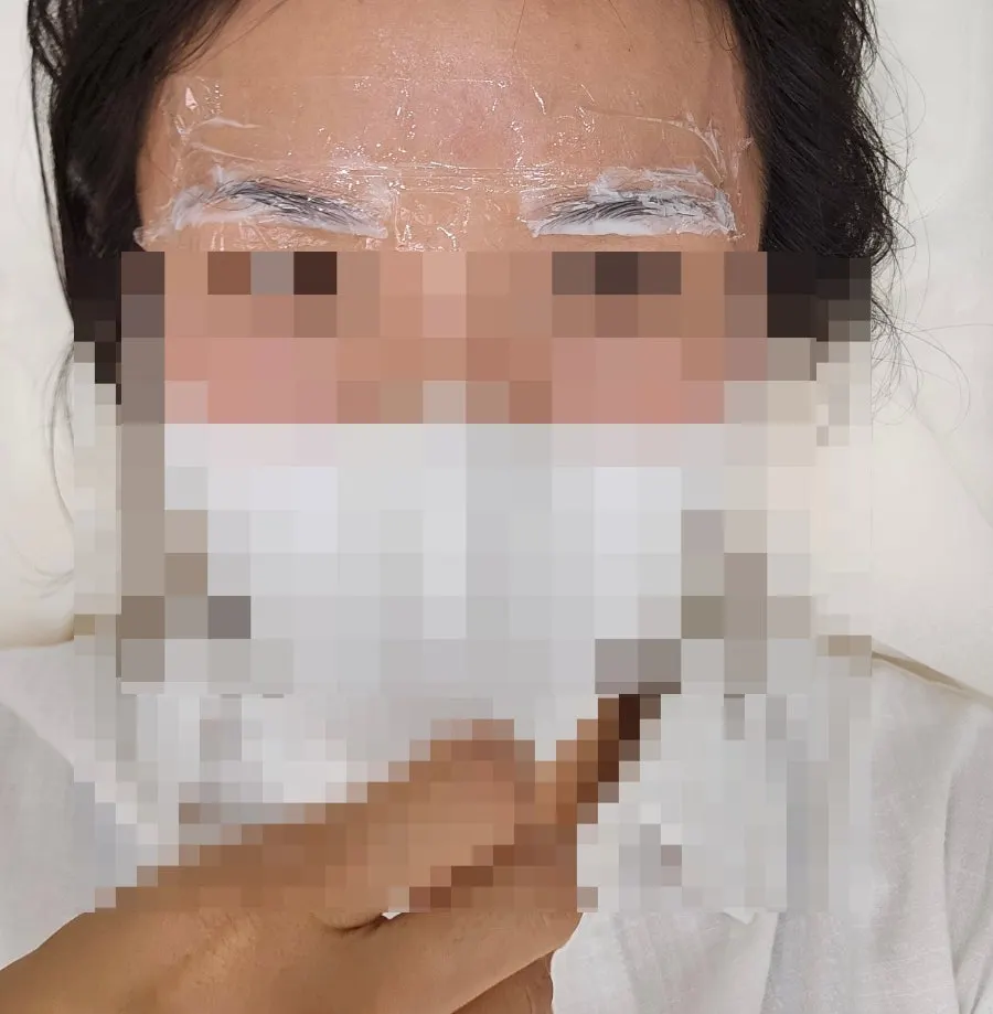 시술 베드에 누워 상담받는 모습