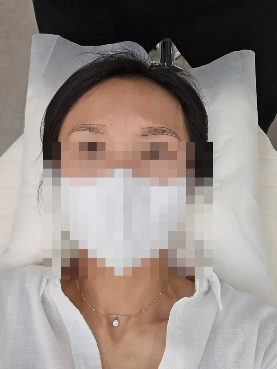세미아치형으로 잡은 눈썹 라인