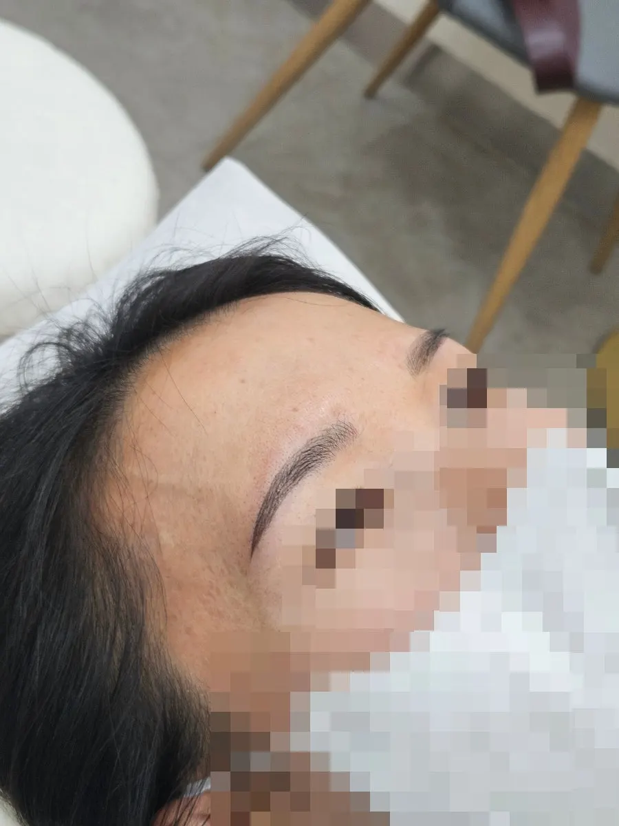 자연스럽게 채워진 눈썹 앞머리