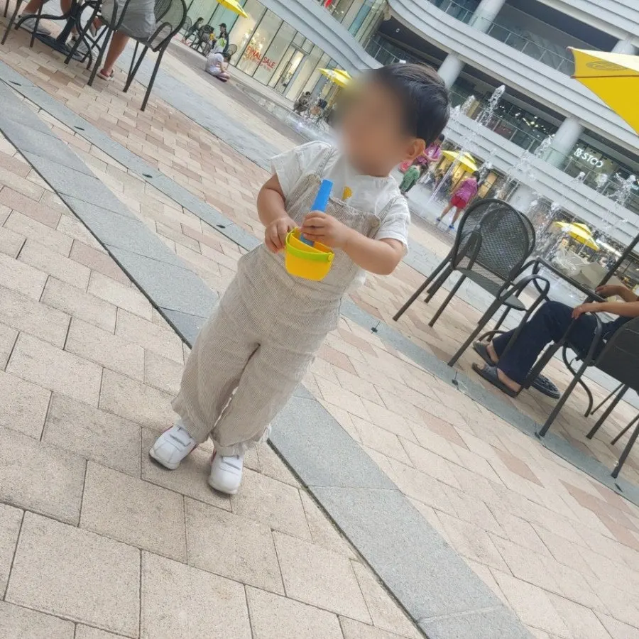 子供服モデルのようなオーバーオール着用の様子