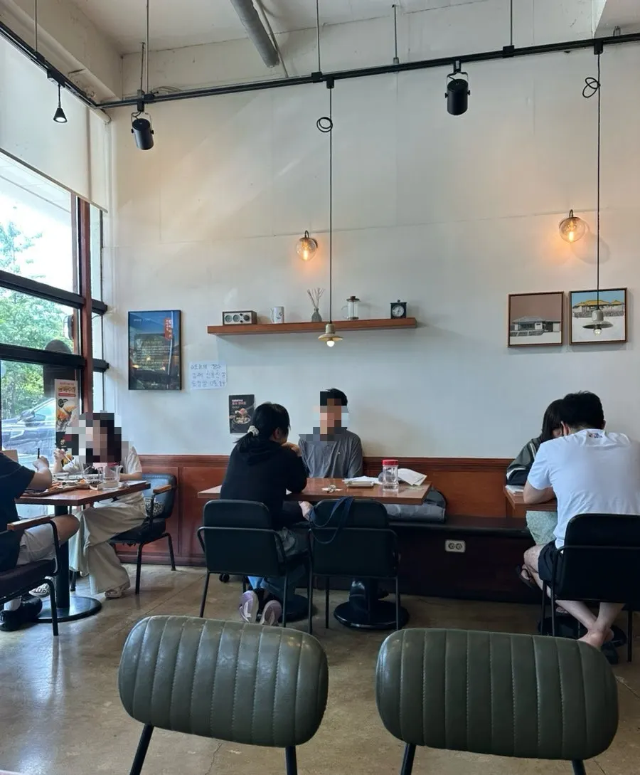 Open kitchen and table seating at Roi Sikdang