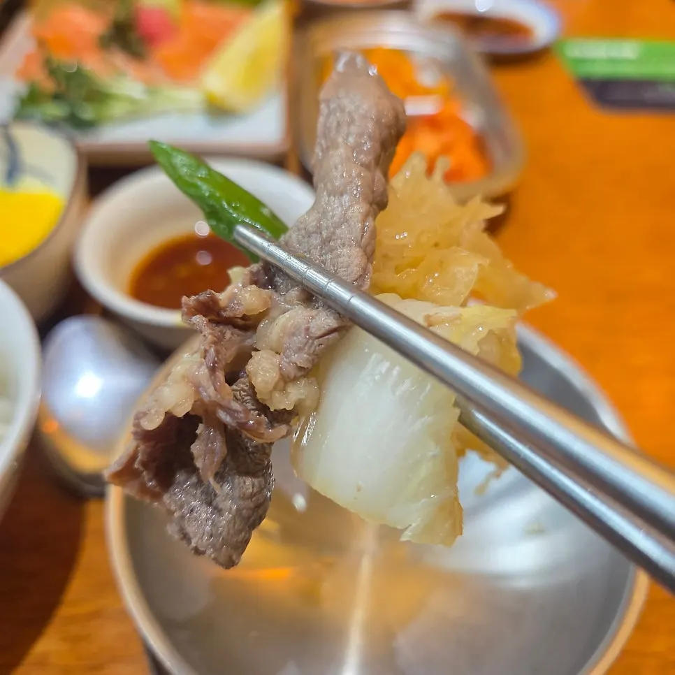 간장 육수가 끓기 시작한 스키야키 냄비