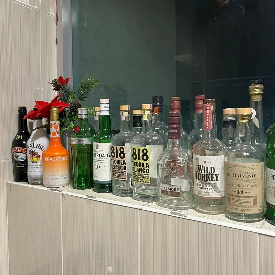위스키 병이 진열된 롴담 로컬다움 내부