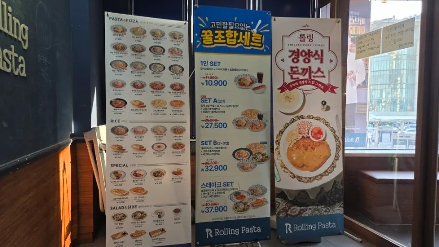 롤링파스타 수원역점 건물 입구와 2층 올라가는 길