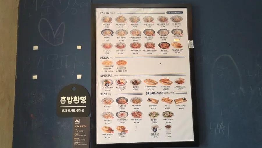 입구에 놓인 롤링파스타 수원역점 전체 메뉴판