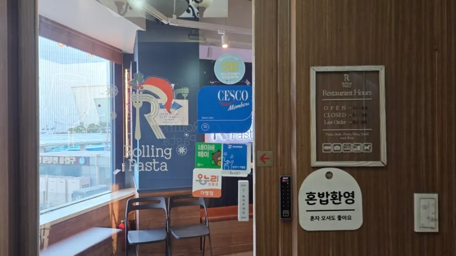 롤링파스타 수원역점 입구 메뉴판 세부 지면