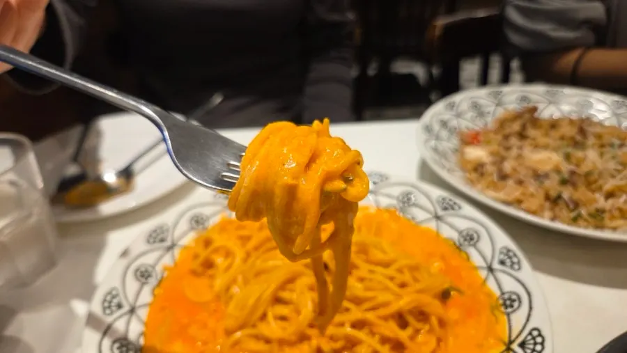 세 가지 메뉴를 나눠 먹은 식사 마무리 테이블
