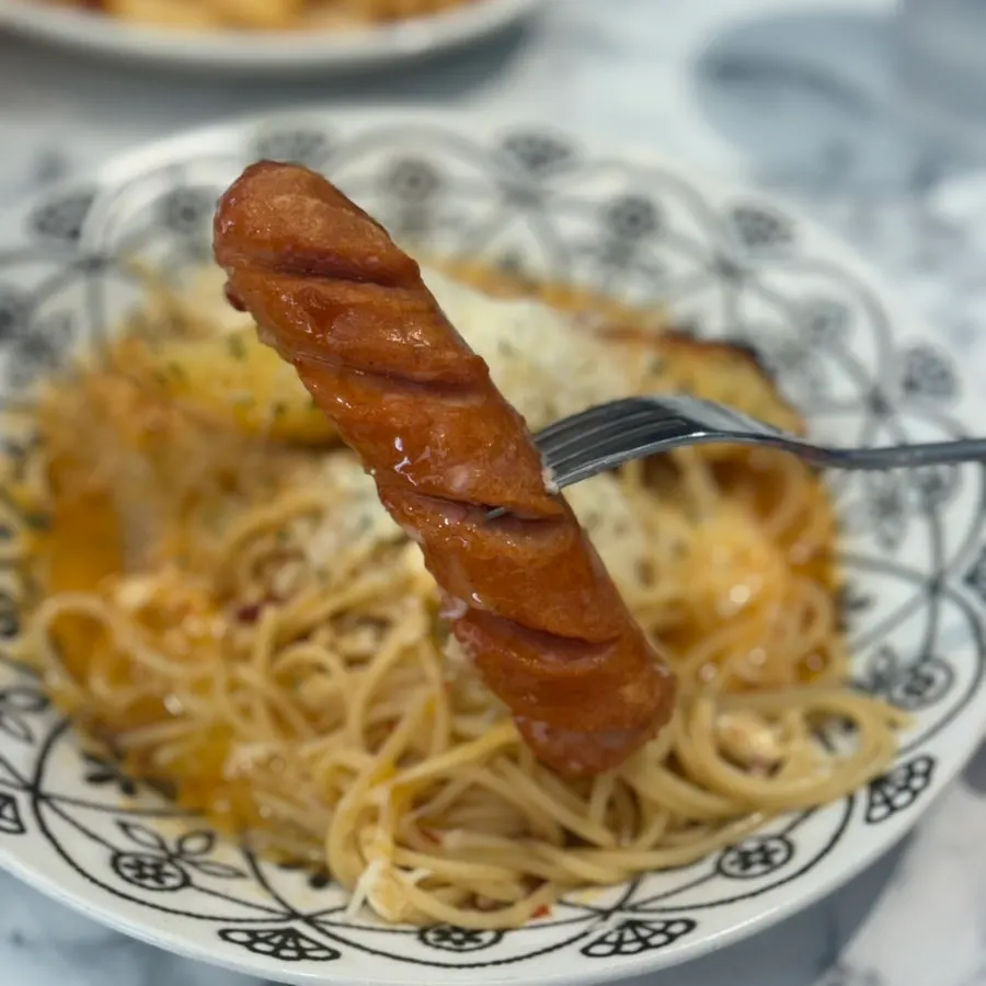 Close-up of the pasta with thinly sliced toasted garlic