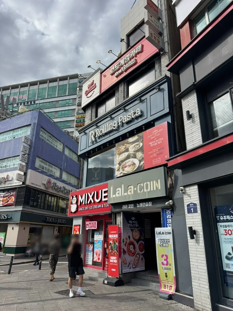 수원역 12번출구 맞은편 롤링파스타 수원역점 건물 외관