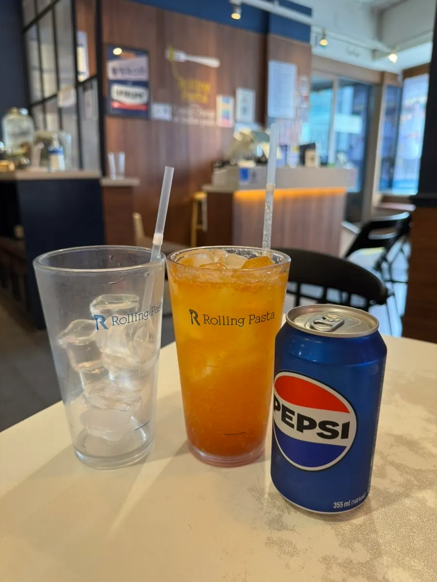 먼저 서빙된 콜라와 자몽에이드