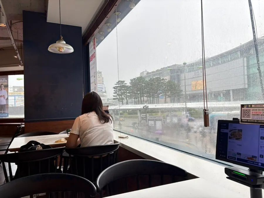 The spacious hall interior of Rolling Pasta Suwon Station Branch