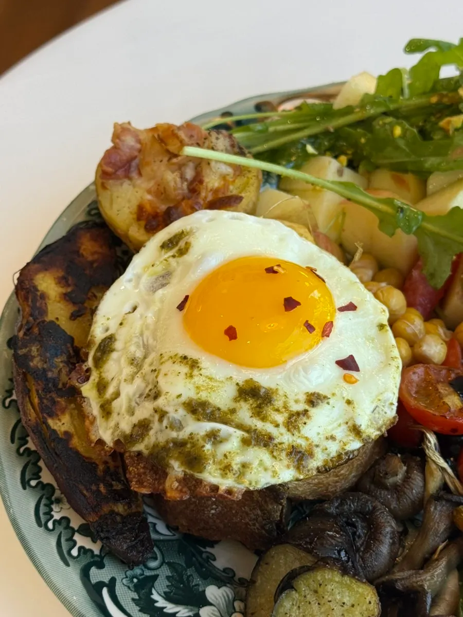 Full view of the breakfast plate's components