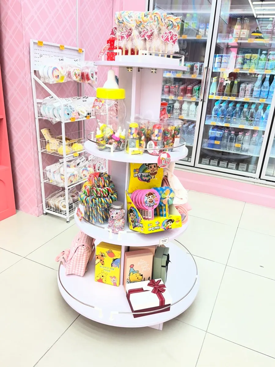 Display shelf with lollipops and chocolate