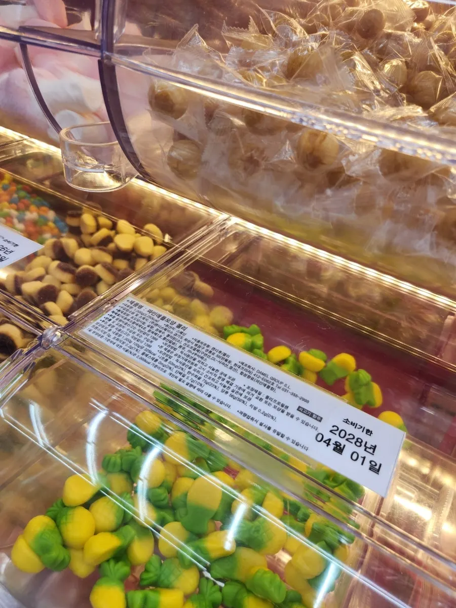 Pick-your-own imported jelly display at ₩45 per gram