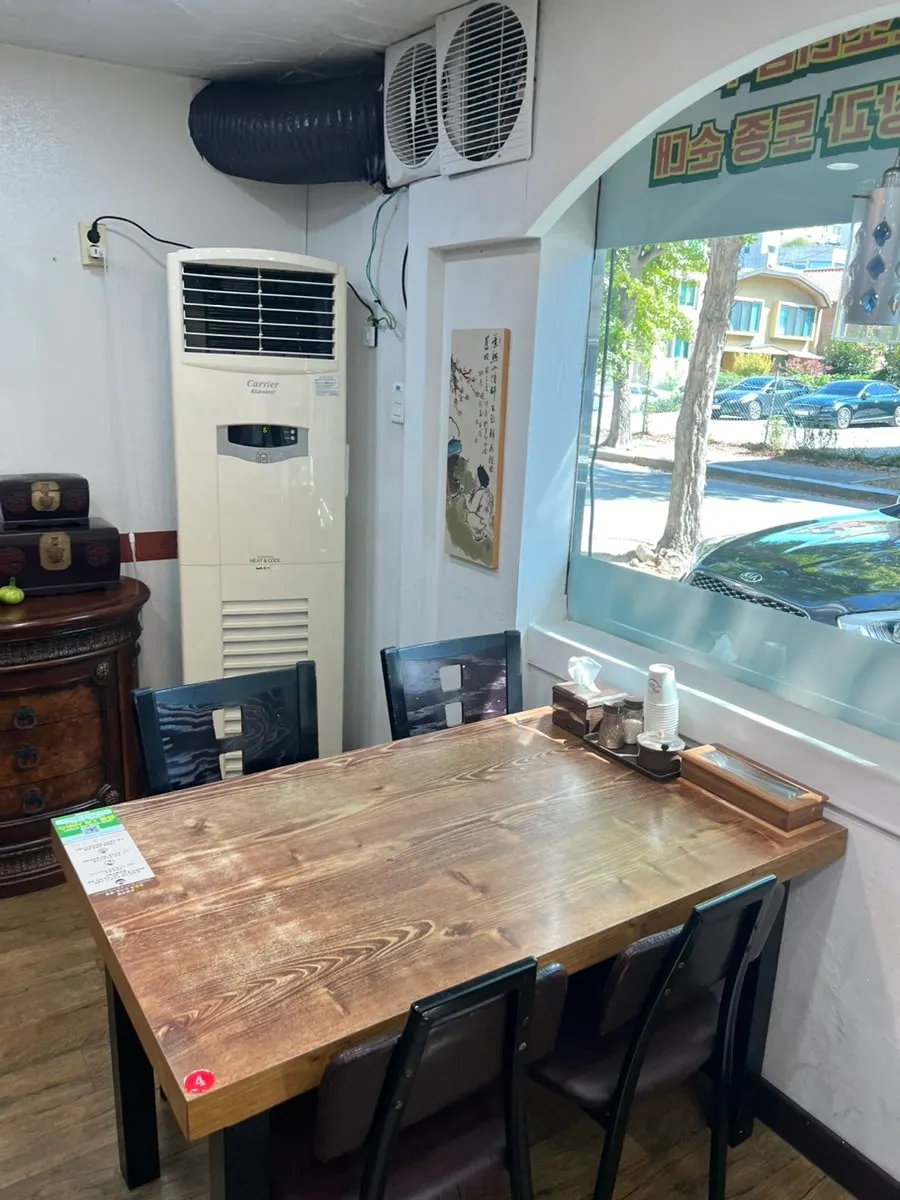 Spacious, cozy interior of Roman Gukbap