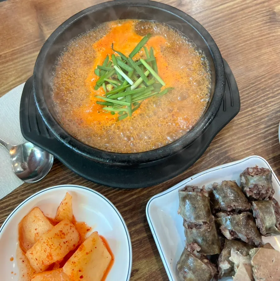 Spicy soup sprinkled with perilla seed powder