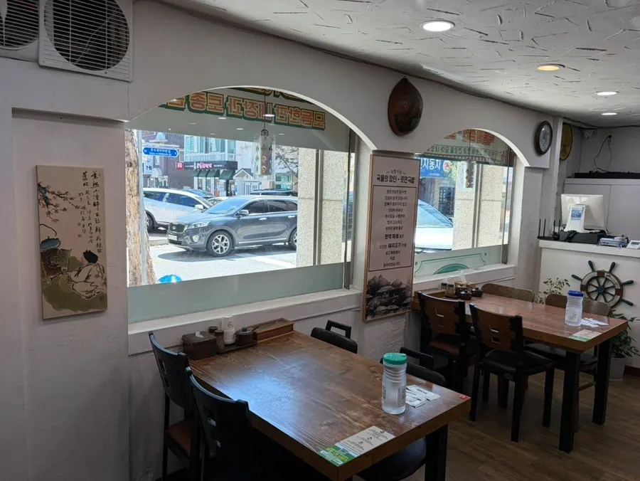 Table seating inside Roman Gukbap