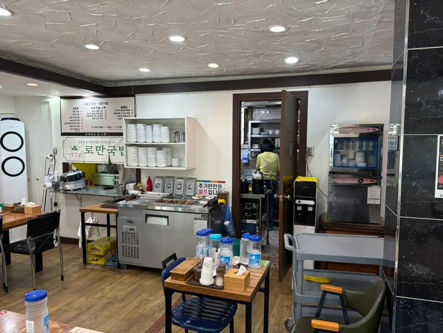 Roman Gukbap's homey dining hall