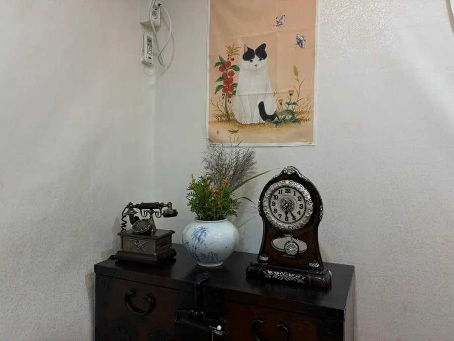 Retro decor items inside Roman Gukbap
