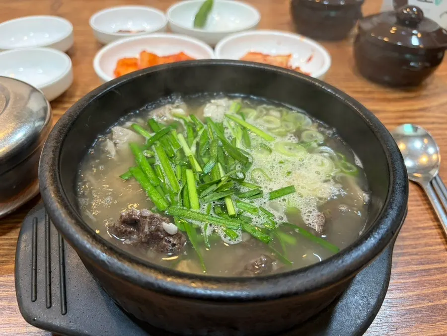 Roman Gukbap's clear-broth pork gukbap