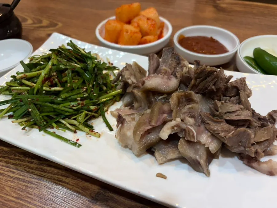 A plate of Roman Gukbap's steamed head meat