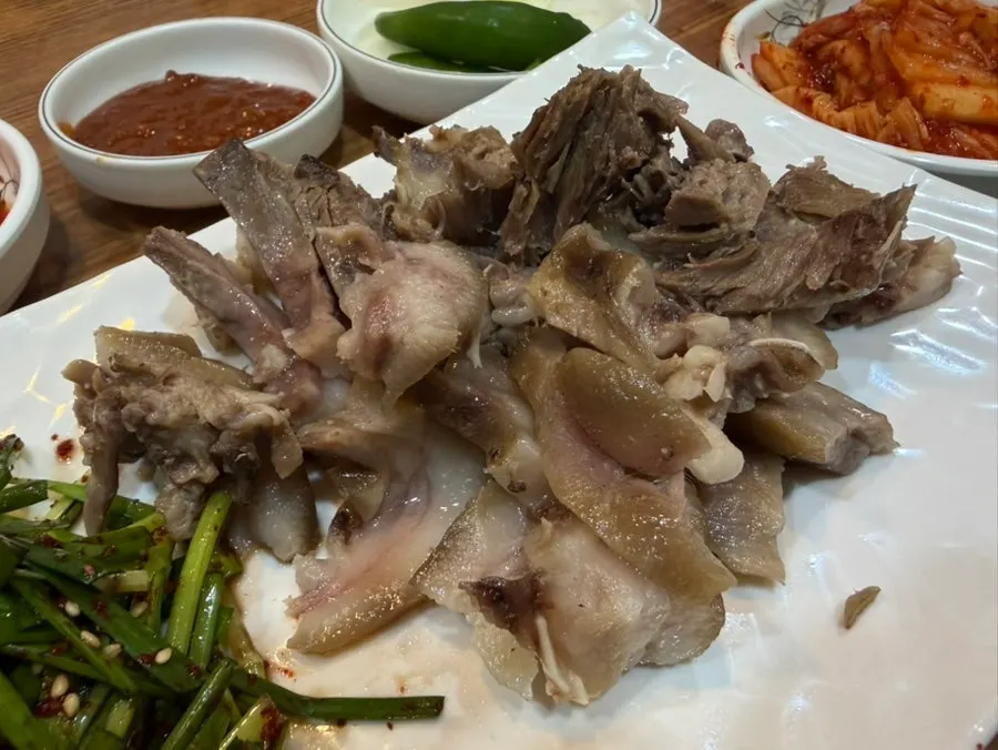 Steamed head meat dipped in salted shrimp sauce