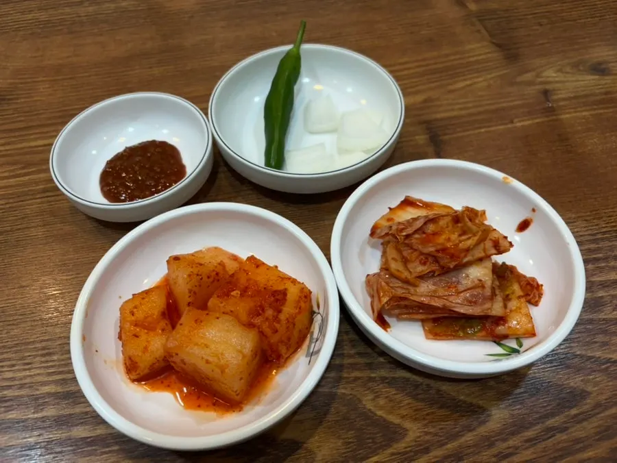 Roman Gukbap's basic side dishes of kimchi and kkakdugi