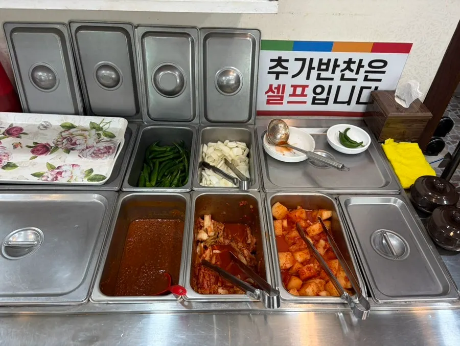 Topping the gukbap with kimchi