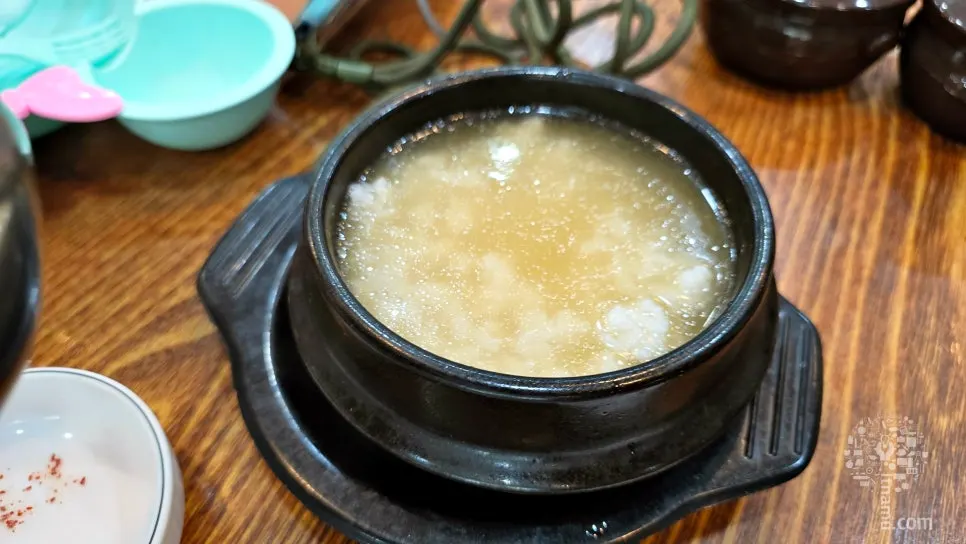 앞접시와 가위, 집게가 놓인 테이블