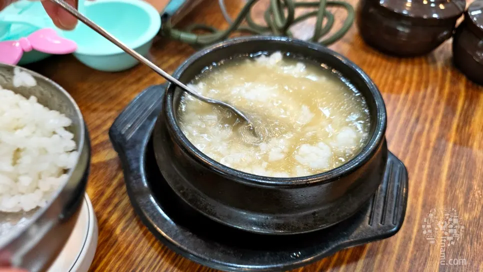서비스로 나온 어린이용 국밥 국물