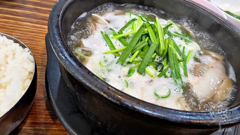 국밥을 먹는 아이들
